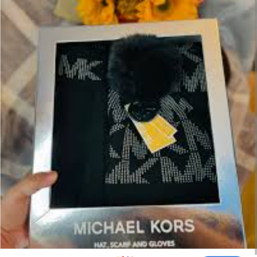 Michael kors ladies print logo hat, scarf and hand gloves set - Picture 3 of 7